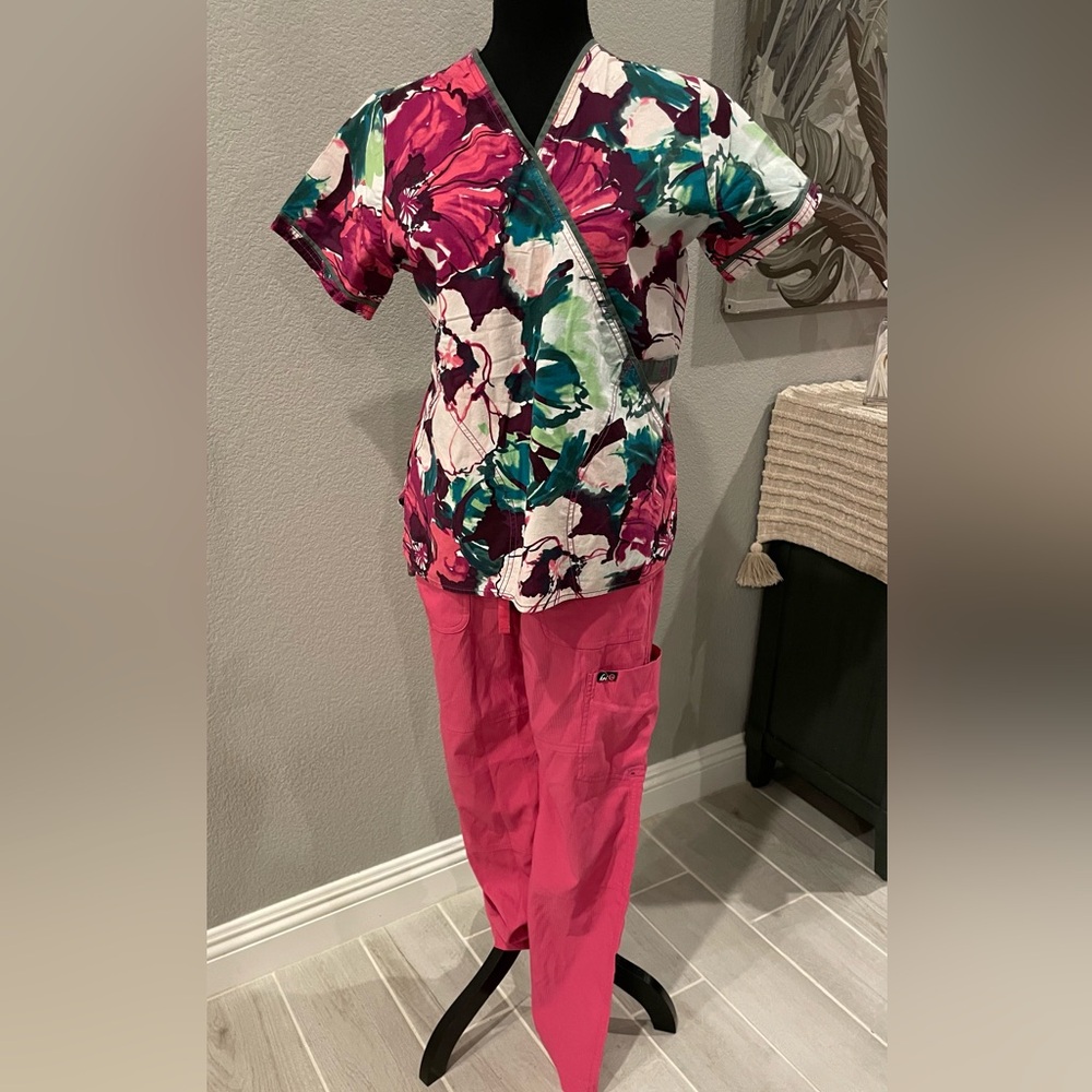 WonderWink Top 
Koi Pants 
Scrubs